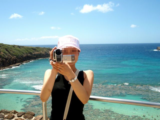ハワイ　ハナウマ湾でカメラをカメラに向ける奥さん
