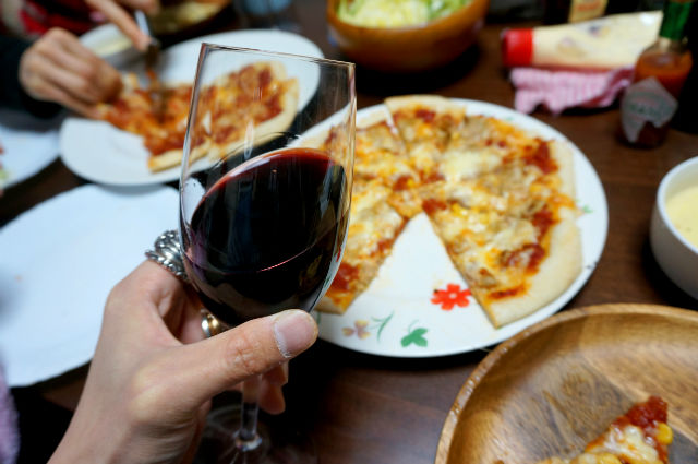 ピザに赤ワイン